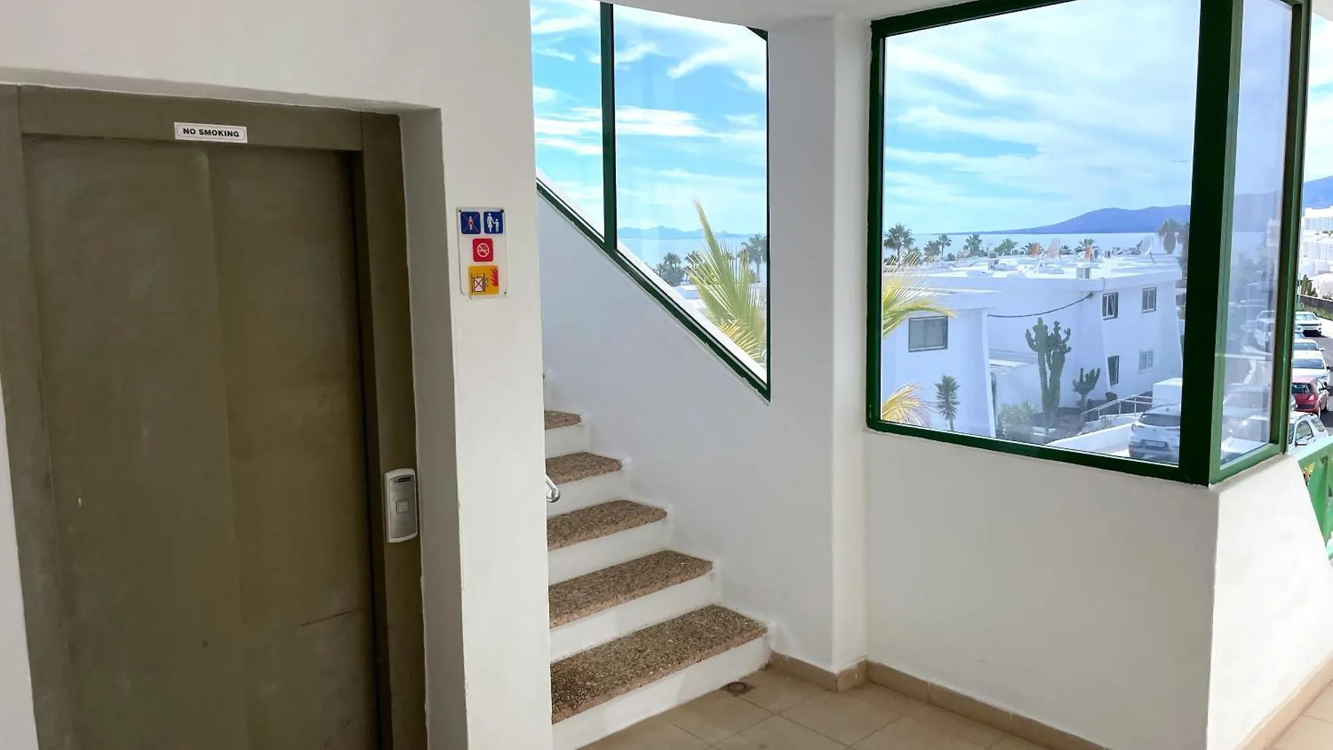 Top Floor Ocean Views Lanzamar - Renovated Gem With A Sunny, Private Terrace & Elevator & Pool - Puerto Del Carmen Lägenhet Puerto del Carmen (Lanzarote)